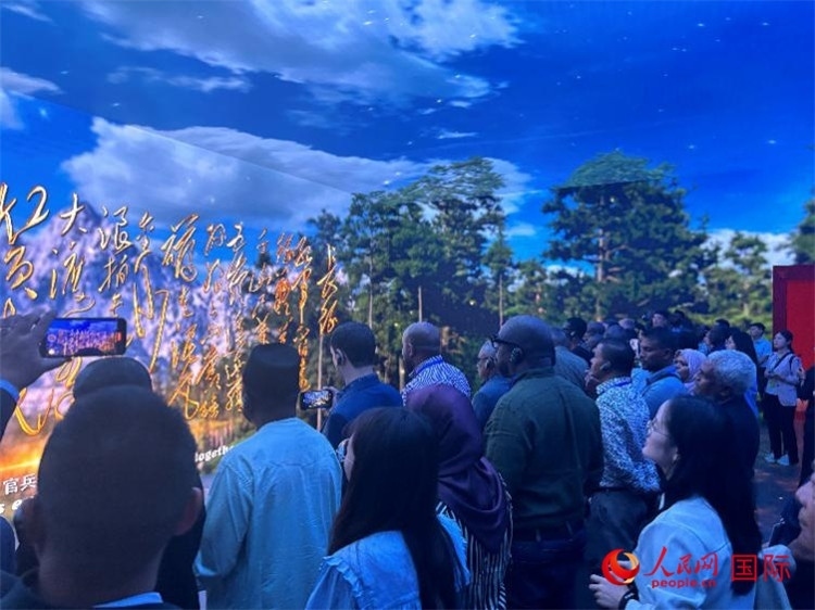 代表團(tuán)在全景影院中感受長(zhǎng)征場(chǎng)景。人民網(wǎng) 曹欣悅攝