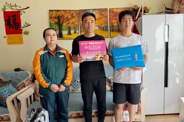 劉傲寒父子收到錄取通知書。北航供圖