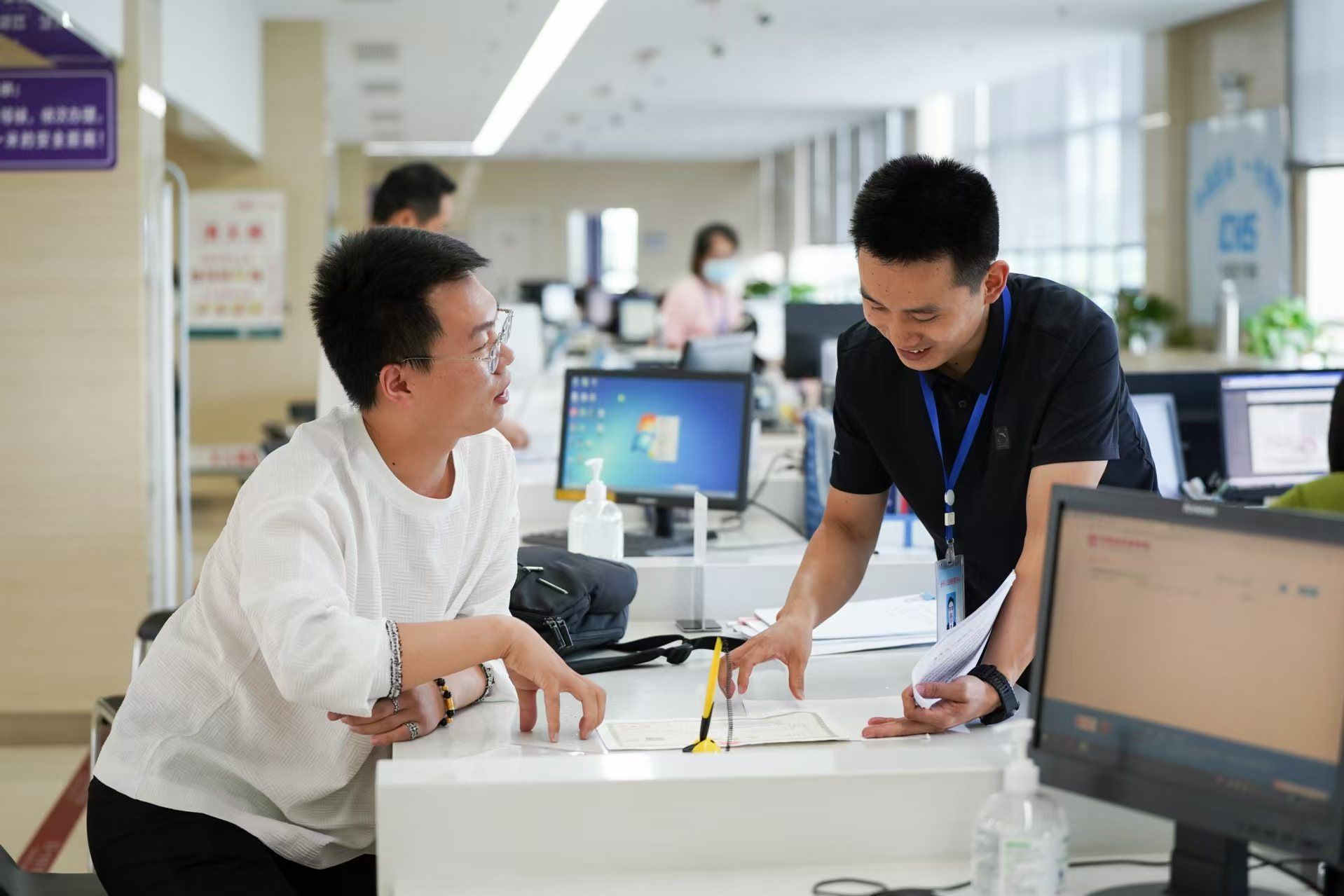 安徽省池州市市民在市政務服務大廳辦理業(yè)務。人民網(wǎng)記者 王銳攝