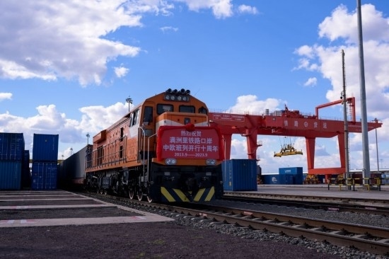 2023年9月20日，一列中歐班列行駛在內(nèi)蒙古滿洲里站貨運(yùn)車間集裝箱場。作為我國向北開放的“橋頭堡”、中歐班列“東通道”的重要口岸，滿洲里鐵路口岸不斷加大中歐班列通道能力建設(shè)，進(jìn)一步提升運(yùn)輸效率和品質(zhì)