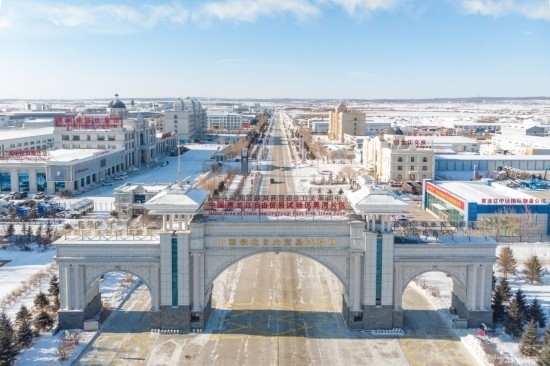 這是2024年1月31日拍攝的中國（黑龍江）自由貿(mào)易試驗(yàn)區(qū)黑河片區(qū)（無人機(jī)照片）。五年來，中國（黑龍江）自由貿(mào)易試驗(yàn)區(qū)將“試驗(yàn)田”種成“高產(chǎn)田”，以全省萬分之三的面積，貢獻(xiàn)了全省約五分之一的實(shí)際使用外資和七分之一的外貿(mào)進(jìn)出口，在對外合作、降低物流成本、培育特色產(chǎn)業(yè)和新業(yè)態(tài)新模式等方面深入探索，成功產(chǎn)出超過300項(xiàng)制度創(chuàng)新成果。