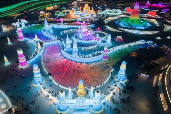 2024年1月1日，來自世界各地的游客在哈爾濱冰雪大世界園區(qū)內(nèi)游玩（無人機(jī)照片）。