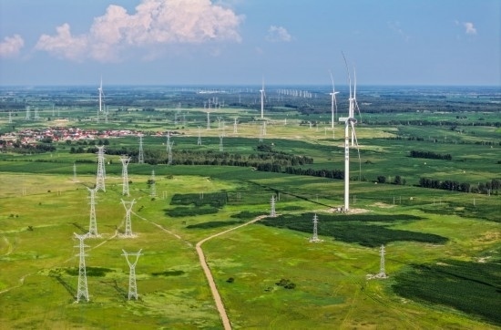 這是2024年7月19日拍攝的內(nèi)蒙古通遼238萬千瓦風(fēng)電項(xiàng)目（無人機(jī)照片）。此項(xiàng)目每年可將75億千瓦時(shí)清潔電能經(jīng)扎魯特—青州±800（千伏）直流特高壓外送通道送至山東地區(qū)消納，相當(dāng)于滿足受端地區(qū)超過300萬戶居民家庭用電需求，節(jié)約標(biāo)煤261萬噸，減少二氧化碳排放634萬噸。
