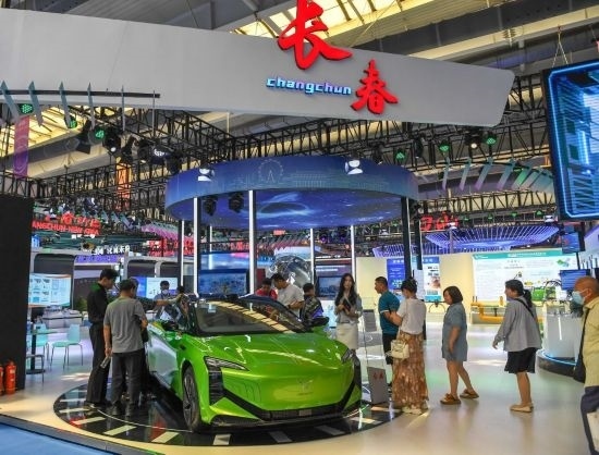 2023年8月23日，人們在第十四屆中國—東北亞博覽會上參觀一汽紅旗新能源車型。