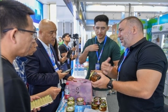 2023年8月23日，在第十四屆中國—東北亞博覽會東北亞商品館，俄羅斯參展商向參觀者介紹商品。
