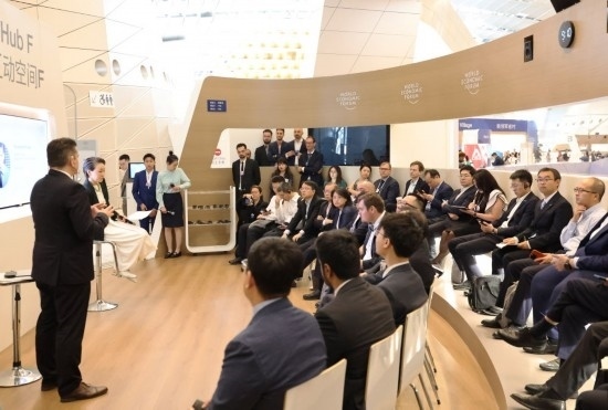 2024年6月26日，嘉賓在第十五屆夏季達(dá)沃斯論壇主會場——遼寧大連國際會議中心參與互動(dòng)討論。