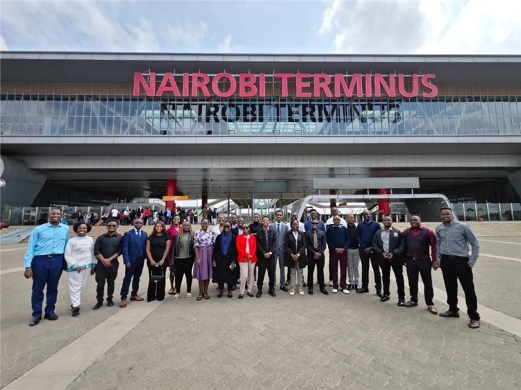 留學(xué)生們參訪中企承建的蒙內(nèi)鐵路。中國駐肯尼亞大使館供圖