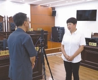 圖為全國人大代表玉明姬（右）詳細(xì)了解環(huán)境資源審判工作情況。劉思妤 攝