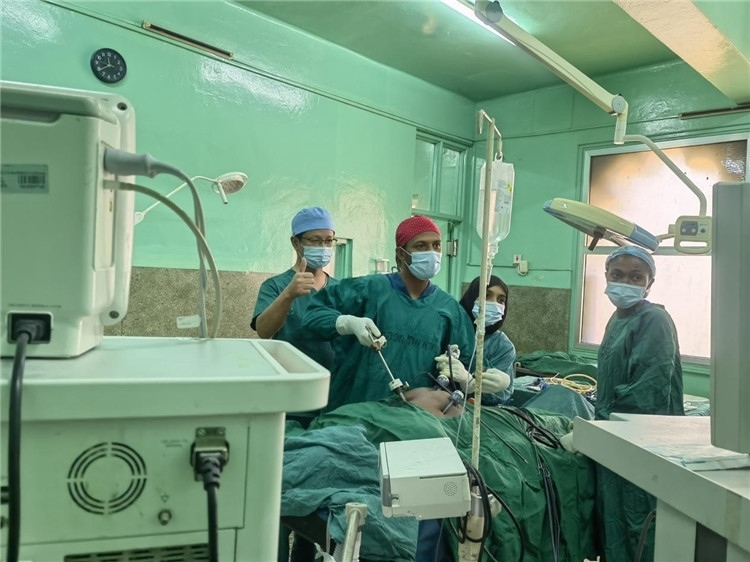 隊(duì)長(zhǎng)蔣國(guó)慶（左一）關(guān)注當(dāng)?shù)蒯t(yī)生手術(shù)情況。中國(guó)援桑醫(yī)療隊(duì)供圖