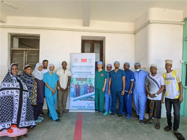 隊(duì)長(zhǎng)蔣國(guó)慶（右七）和手術(shù)醫(yī)生、部分患者合影。中國(guó)援桑醫(yī)療隊(duì)供圖