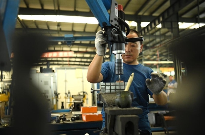 2024年7月30日，在長(zhǎng)春吉林通用機(jī)械（集團(tuán)）有限責(zé)任公司模具裝配生產(chǎn)線，鉗工在進(jìn)行攻絲操作。近年來(lái)，吉林通用機(jī)械（集團(tuán)）有限責(zé)任公司通過(guò)數(shù)字化改造、智能化升級(jí)提高生產(chǎn)效率，提升產(chǎn)業(yè)競(jìng)爭(zhēng)力，已成為全球鋁加工汽車輕量化零部件知名供應(yīng)商，為奧迪、大眾、寶馬、奔馳、保時(shí)捷等多家品牌主機(jī)廠供應(yīng)零件。新華社記者柳文惠攝