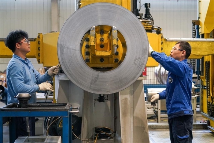 2023年3月16日，工人在位于太倉(cāng)市高新區(qū)的威爾斯新材料（太倉(cāng)）有限公司生產(chǎn)車間內(nèi)進(jìn)行加工作業(yè)。新華社記者李博攝