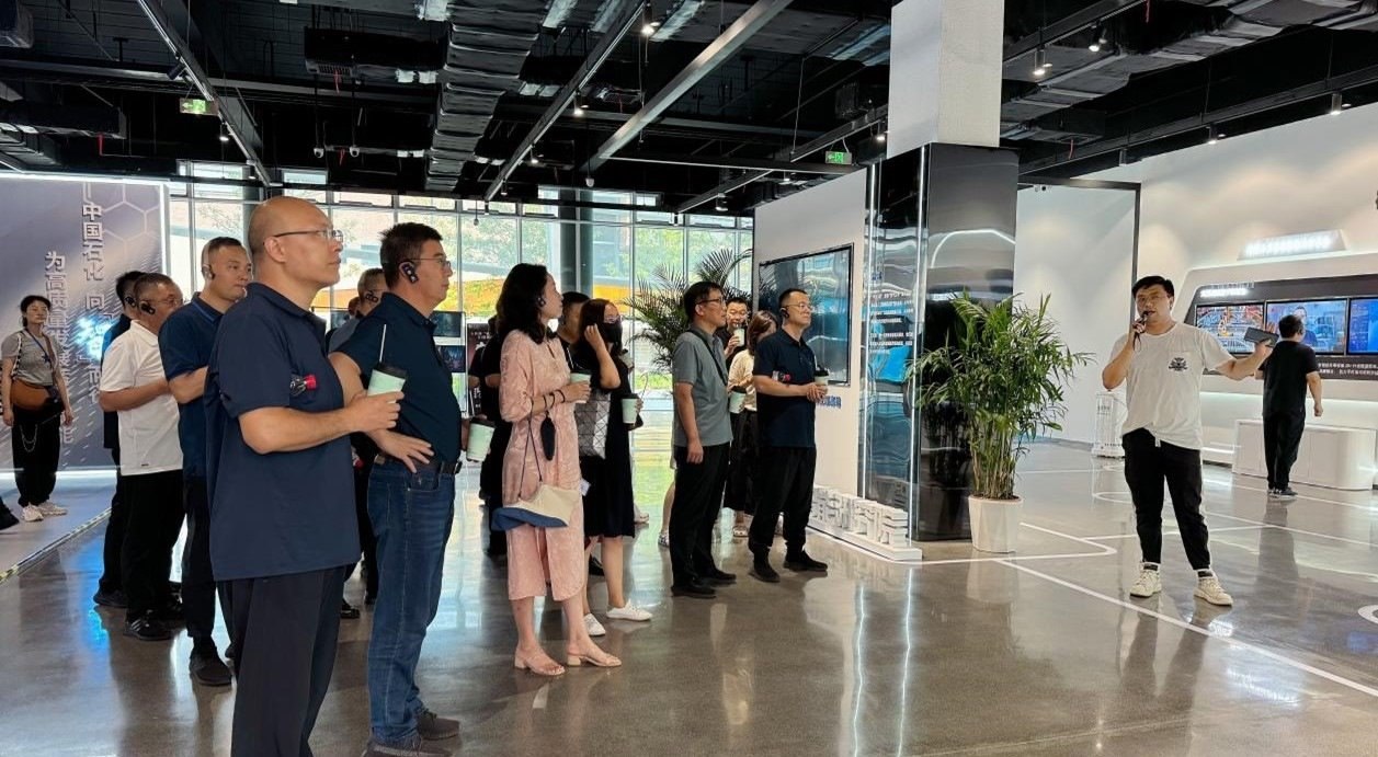 人民網(wǎng)“夢(mèng)幻靈境”AI展演中心講解。人民網(wǎng) 王戰(zhàn)雄攝