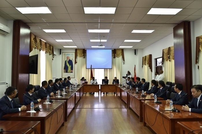 當(dāng)?shù)貢r(shí)間8月20日，圭亞那總統(tǒng)伊爾凡·阿里在圭亞那首都喬治敦鐘阿瑟會(huì)議中心會(huì)見(jiàn)了即將離任的中國(guó)（江蘇）第19期援圭亞那醫(yī)療隊(duì)。 中國(guó)（江蘇）第19期援圭亞那醫(yī)療隊(duì)供圖