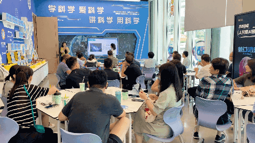 研學(xué)團(tuán)成員在AI研學(xué)培訓(xùn)區(qū)學(xué)習(xí)。人民網(wǎng) 王戰(zhàn)雄攝