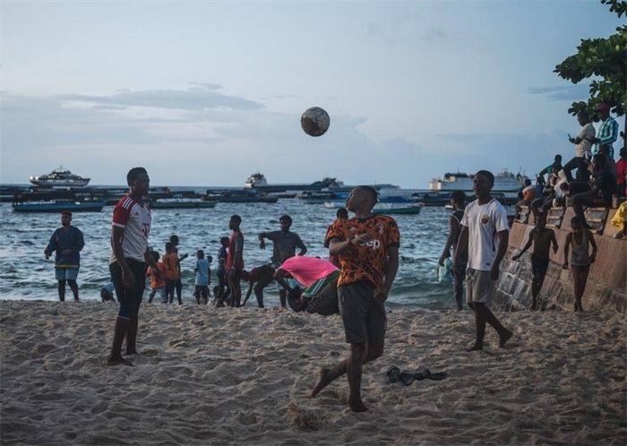 2023年12月31日，人們在坦桑尼亞桑給巴爾島海濱踢球。新華社記者王冠森攝