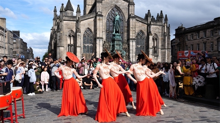 《長城魂》的演員在愛丁堡皇家一英里街頭演出。主辦方供圖