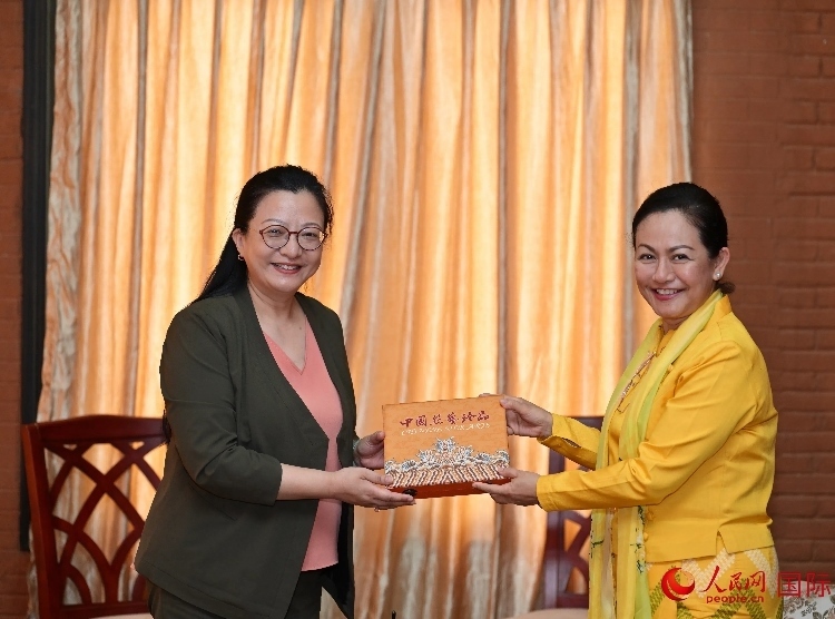 馬珈大使向岱岱楷部長贈(zèng)送中國特色紀(jì)念品。人民網(wǎng)記者 謝佳君攝