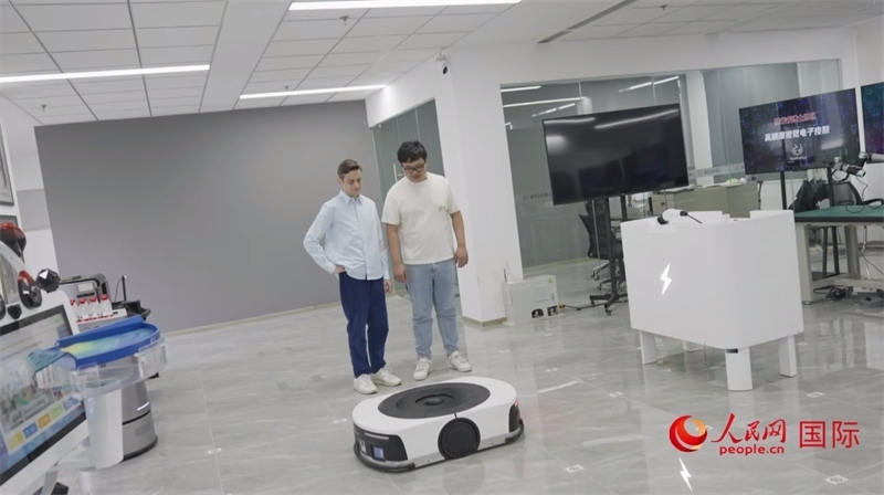 睿樂達(dá)機(jī)器人充電停車場。人民網(wǎng)記者 張榮攝