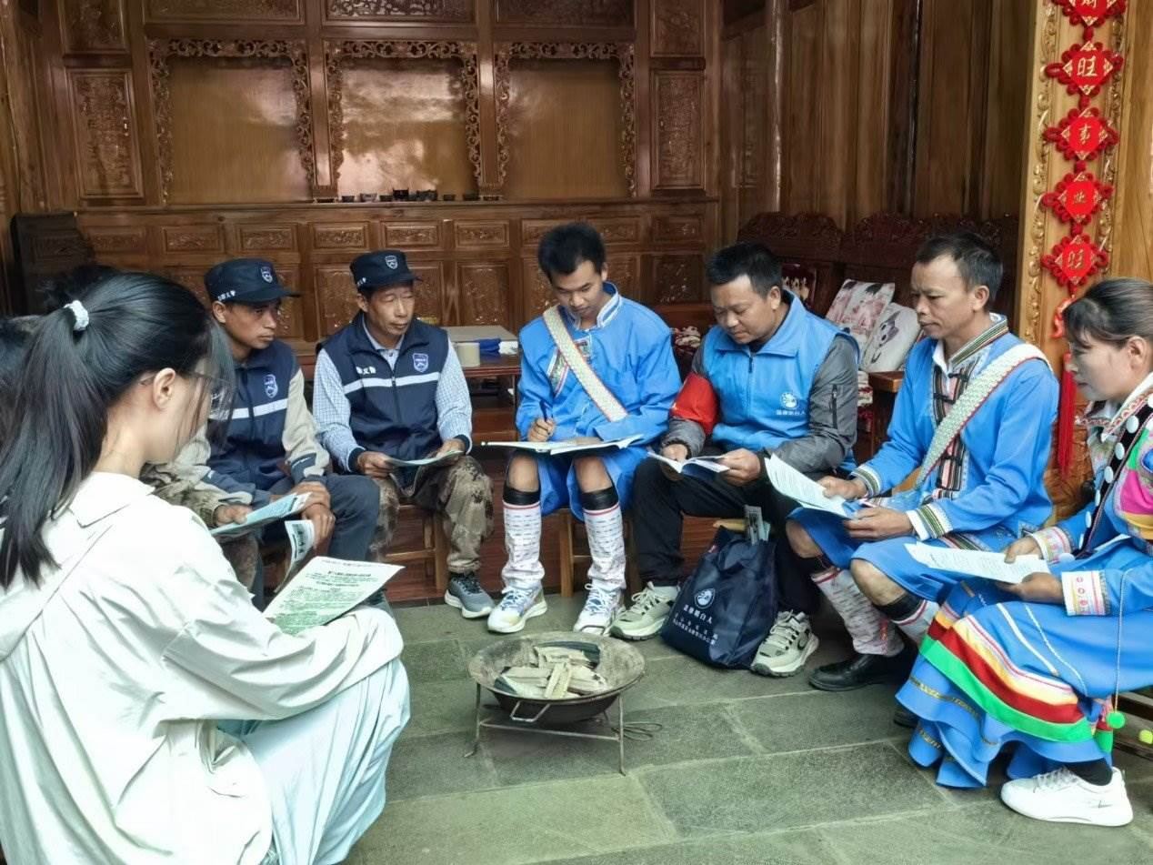 騰沖市猴橋鎮(zhèn)猴橋村國門新村舉辦火塘會。人民網記者 孝金波攝