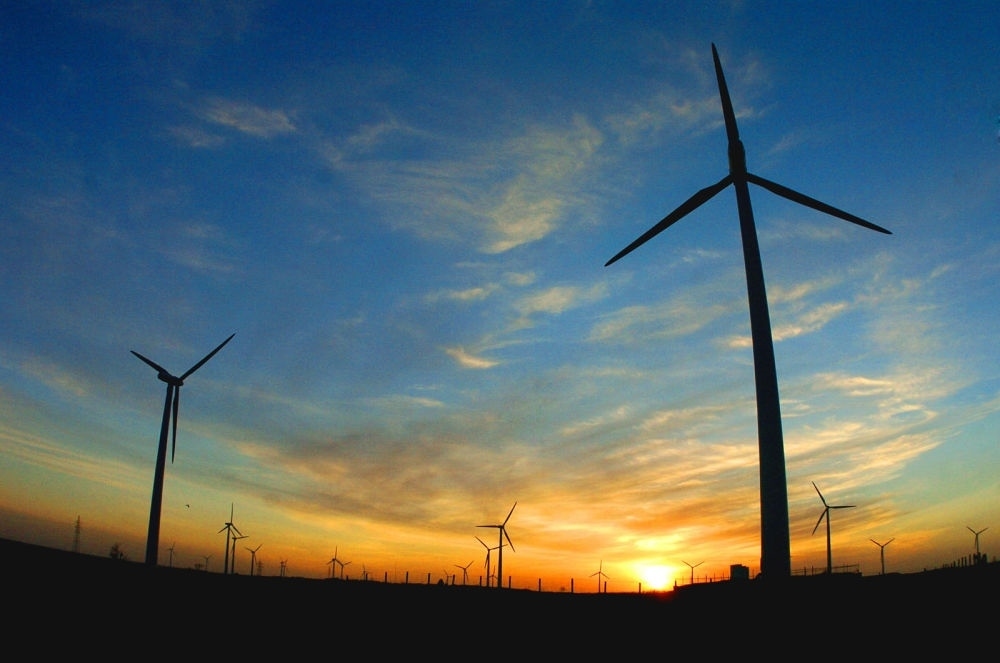 2005年，吉林省白城市通榆縣境內(nèi)幾十部風(fēng)力發(fā)電機(jī)組在工作。新華社發(fā)