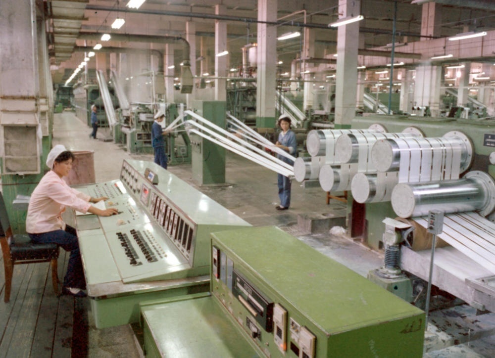 1981年，東北遼陽石油化學(xué)纖維廠抽絲車間一角。新華社發(fā)