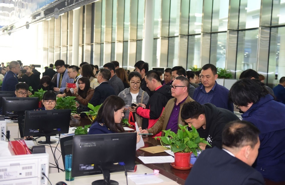 2017年4月10日，中國(guó)（遼寧）自由貿(mào)易試驗(yàn)區(qū)沈陽片區(qū)揭牌當(dāng)日，眾多企業(yè)咨詢注冊(cè)。新華社記者楊青攝