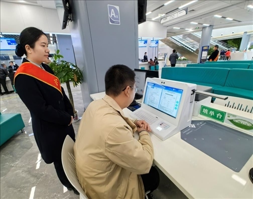 市民用電子范例填單臺(tái)錄入信息。人民網(wǎng)記者 周雯攝