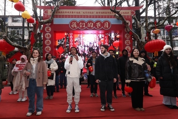 “熊貓叨叨”團(tuán)隊(duì)參加上海四平社區(qū)“元宵行街會(huì)”。