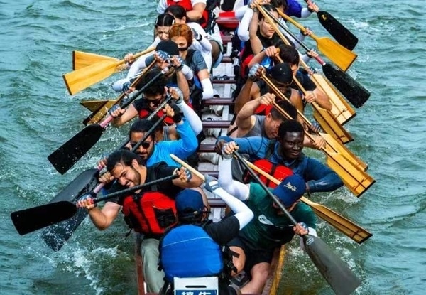 “熊貓叨叨”團(tuán)隊(duì)參加龍舟比賽。