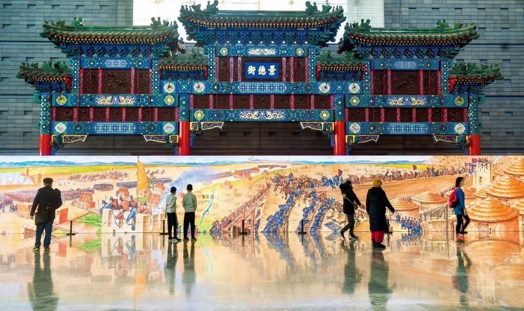 △2022年1月，觀眾在首都博物館參觀“穿越時空的大運河”數(shù)字影像展。