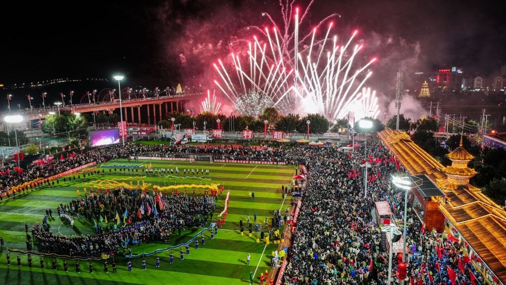 2024全國“村晚”示范展示活動暨貴州“村超村晚”舉行音樂煙花秀表演（無人機照片，2024年2月3日攝）。新華社記者 劉續(xù) 攝