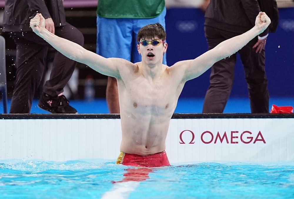 中國選手潘展樂在巴黎奧運會游泳男子100米自由泳決賽后慶祝奪冠及打破世界紀錄（2024年7月31日攝）。新華社記者 杜宇 攝