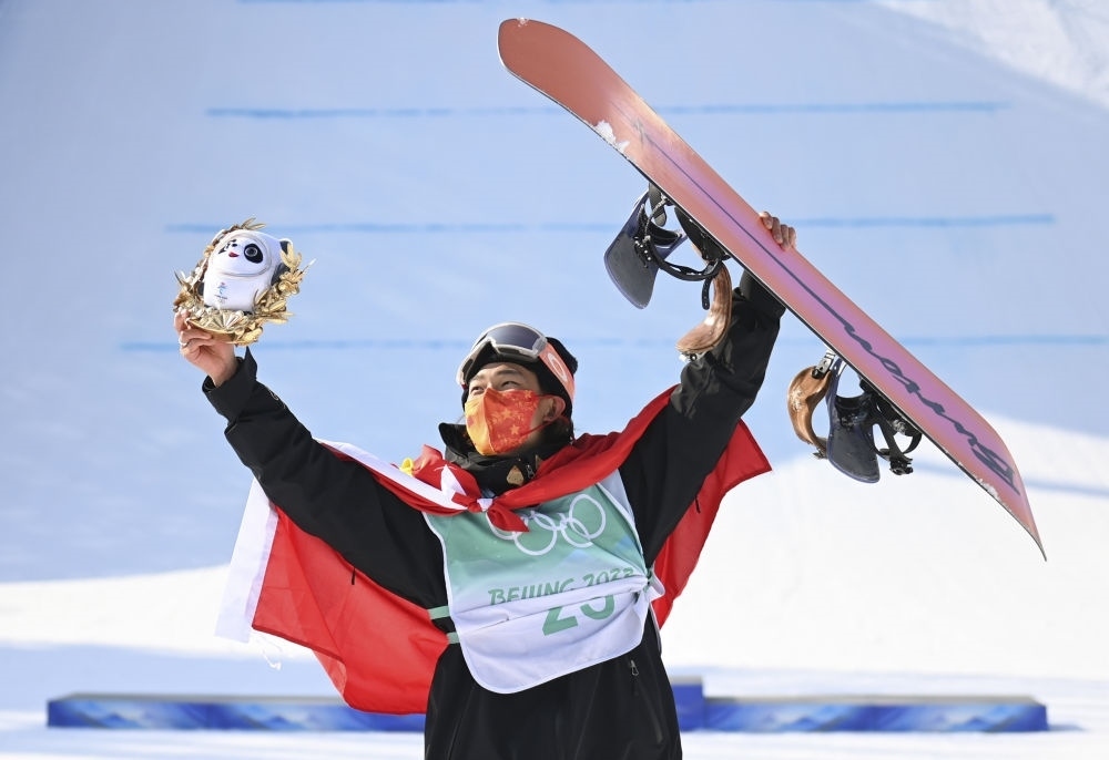 蘇翊鳴在北京2022年冬奧會單板滑雪男子大跳臺決賽奪冠后慶祝（2022年2月15日攝）。新華社記者 黃宗治 攝