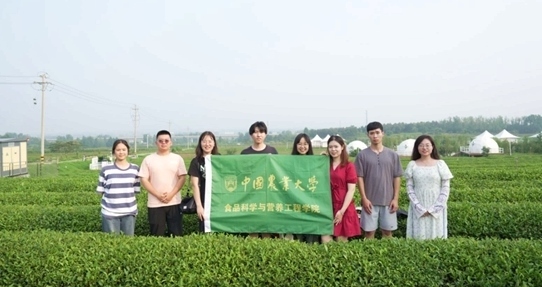 在山東日照，中國(guó)農(nóng)業(yè)大學(xué)食品學(xué)院實(shí)踐團(tuán)就農(nóng)業(yè)生產(chǎn)智能化設(shè)備、肥料選用等問(wèn)題開(kāi)展實(shí)地調(diào)研，并面向300余名村民陸續(xù)開(kāi)展4次科普宣講。校方供圖