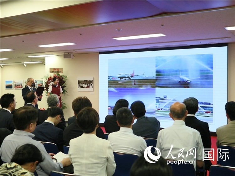 世界華人攝影聯(lián)盟副主席馮學(xué)敏現(xiàn)場(chǎng)點(diǎn)評(píng)。人民網(wǎng) 許可攝