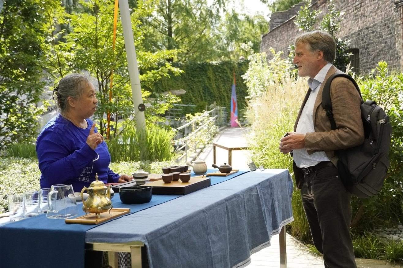 在博物館的戶外花園來(lái)賓品味中國(guó)茶藝。比利時(shí)維他命文化傳媒供圖
