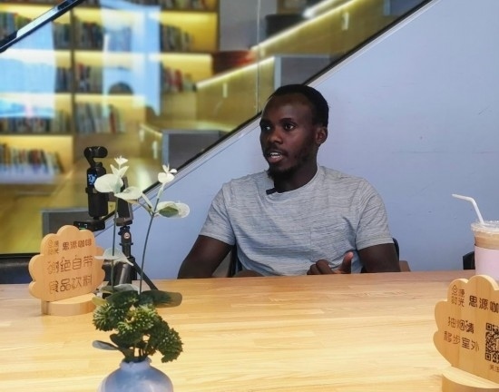 來(lái)自肯尼亞的北京交通大學(xué)留學(xué)生卡里烏在北京接受采訪（8月10日攝）。新華社記者 王小鵬 攝