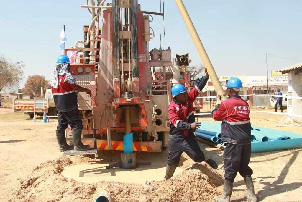 7月22日，工人在津巴布韋東馬紹納蘭省舉行的中國(guó)援津巴布韋300口水井項(xiàng)目開(kāi)工儀式上鉆井。新華社發(fā)