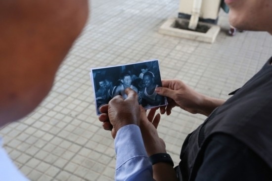 恩貢亞尼在看坦贊鐵路建設(shè)時期拍攝的老照片。