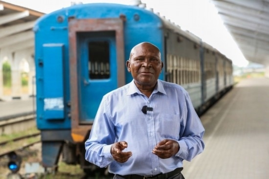  坦贊鐵路退休列車司機恩貢亞尼在達累斯薩拉姆站。
