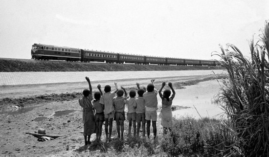 贊比亞魯西瓦西湖畔的少年兒童歡迎坦贊鐵路的列車通到他們的家鄉(xiāng)（1976年攝）。