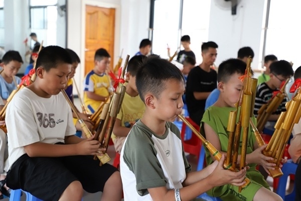 孩子們在學(xué)吹蘆笙。融水縣文化館供圖