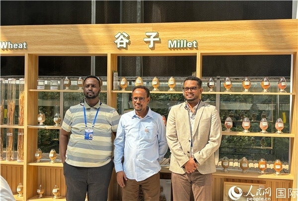 研討班成員在聽取講解后合影留念。人民網(wǎng) 曹欣悅攝