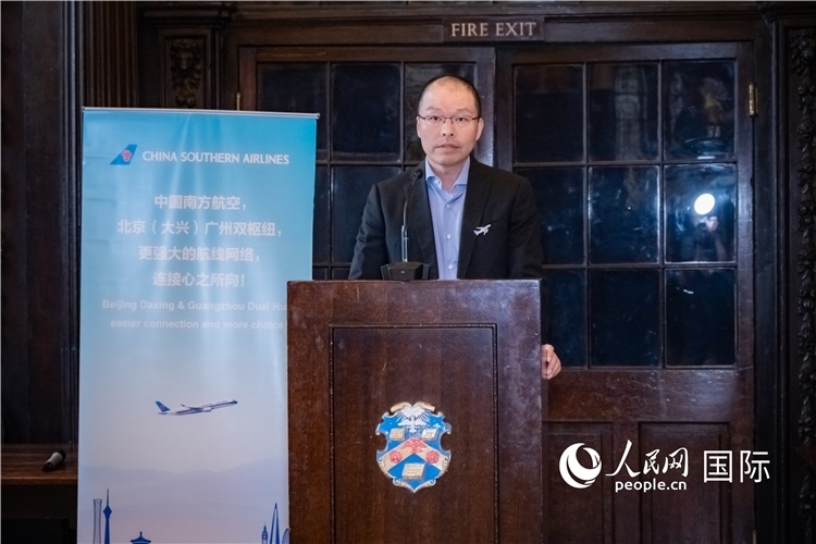 圖為中國南方航空倫敦營業(yè)部總經(jīng)理陳珂致辭。人民網(wǎng) 郭錦標(biāo)攝