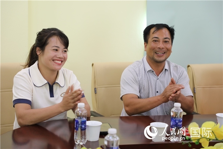 越南沙巴市黃連寄宿制民族小學(xué)老師阮氏秋姮、阮文享。人民網(wǎng)記者簡(jiǎn)承淵攝