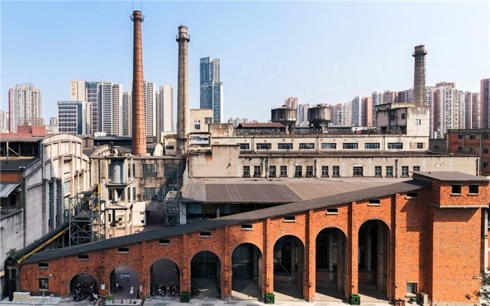 在原成都國(guó)營(yíng)紅光電子管廠舊址上改建而成的東郊記憶園區(qū)南大門。大門既保留了老工業(yè)區(qū)的風(fēng)貌，又融入了現(xiàn)代審美和創(chuàng)意，成為了園區(qū)一大亮點(diǎn)。資料圖片