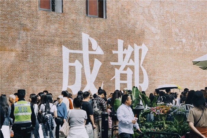 東郊記憶園區(qū)“成都?jí)Α币跃薮蟮摹俺啥肌弊謽雍酮?dú)特的藝術(shù)設(shè)計(jì)成為園區(qū)的網(wǎng)紅打卡地，吸引了眾多游客和市民前來參觀。資料圖片