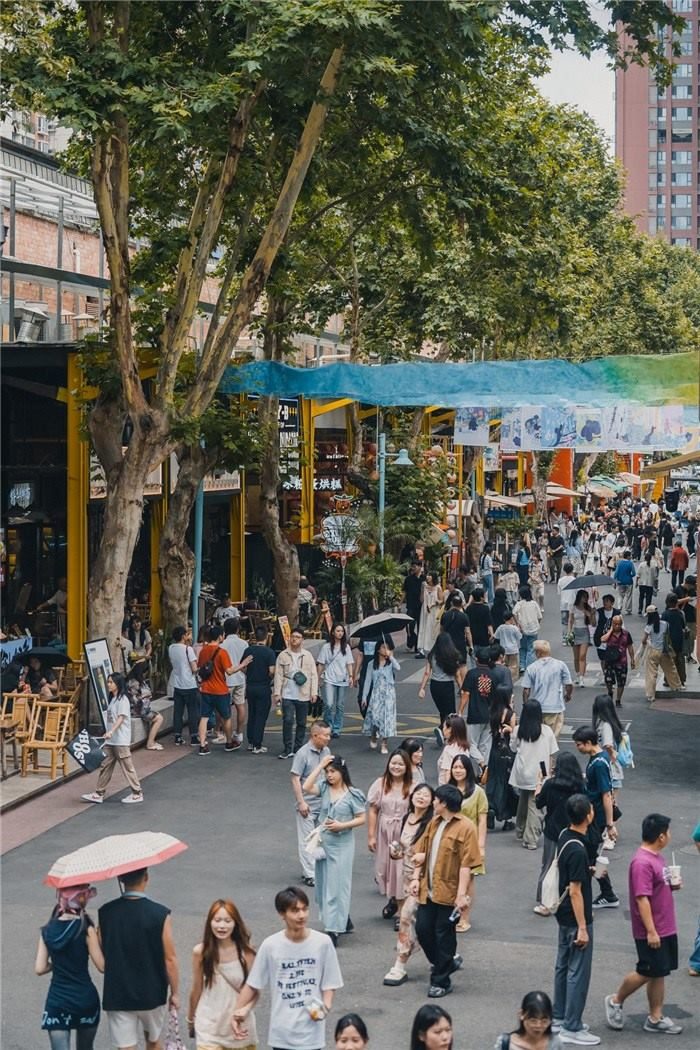 北街美食區(qū)是東郊記憶園區(qū)集美食、文化與休閑于一體的特色區(qū)域，為游客和當(dāng)?shù)鼐用裉峁┝素S富多樣的餐飲選擇。資料圖片