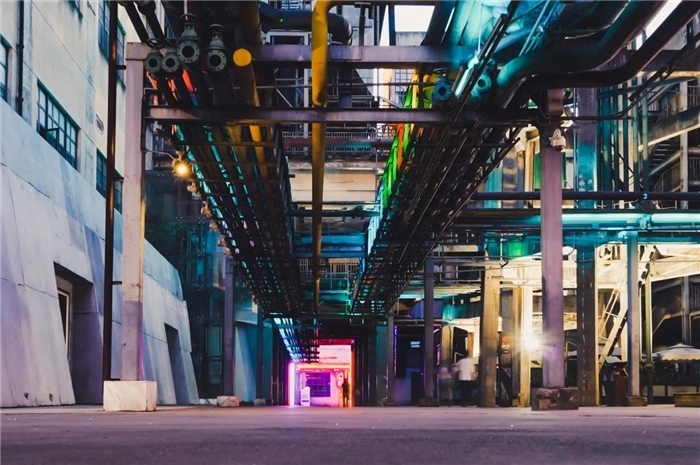 東郊記憶園區(qū)工業(yè)橫街完整地保留了園區(qū)的工業(yè)元素，如工業(yè)煙囪、動(dòng)力管廊架和水塔等，形成了園區(qū)獨(dú)特的工業(yè)風(fēng)景線。資料圖片